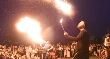 Nastup gutača vatre na renesansnom festivalu u Koprivnici