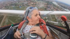 Teško pokretni Brođani u jedrilici iznad grada