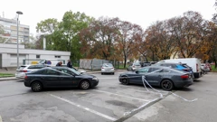 Dvojica mladića napala starijeg čovjeka, opljačkali ga i bejzbol palicom razbili auto 
