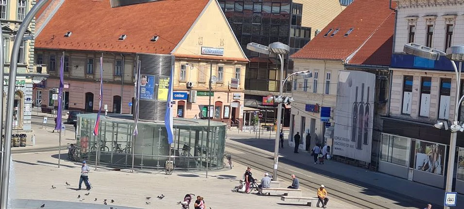 Oronula kuća Mohatschy sakrivena golemim reklamnim zidom, Foto: HRT/Radio Osijek