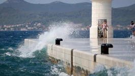 Nedjelja promjenjiva, većinom svježije, mjestimice kiša, jaka bura