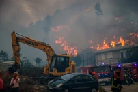  Žrnovnica: Vatra ušla u naselje , Foto: Zvonimir Barisin /Pixsell