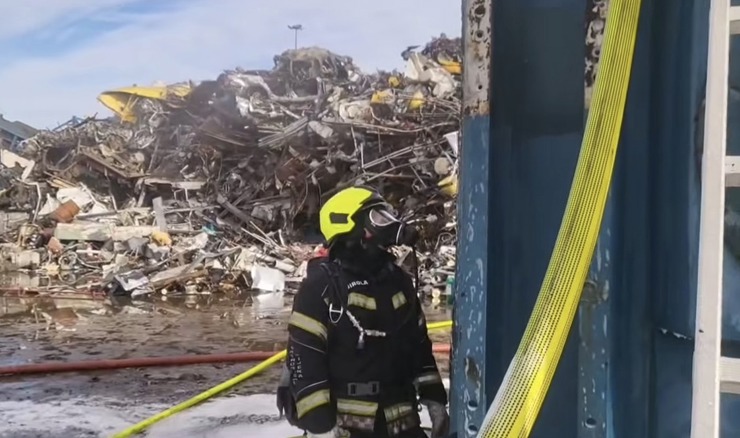 Požar u tvrtki Metis na Kukuljanovu pod nadzorom, još nije ugašen