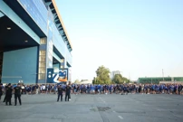 Navijači ispred maksimirskog stadiona uoči utakmice s AEK-om, Foto: Lovro Domitrović/PIXSELL