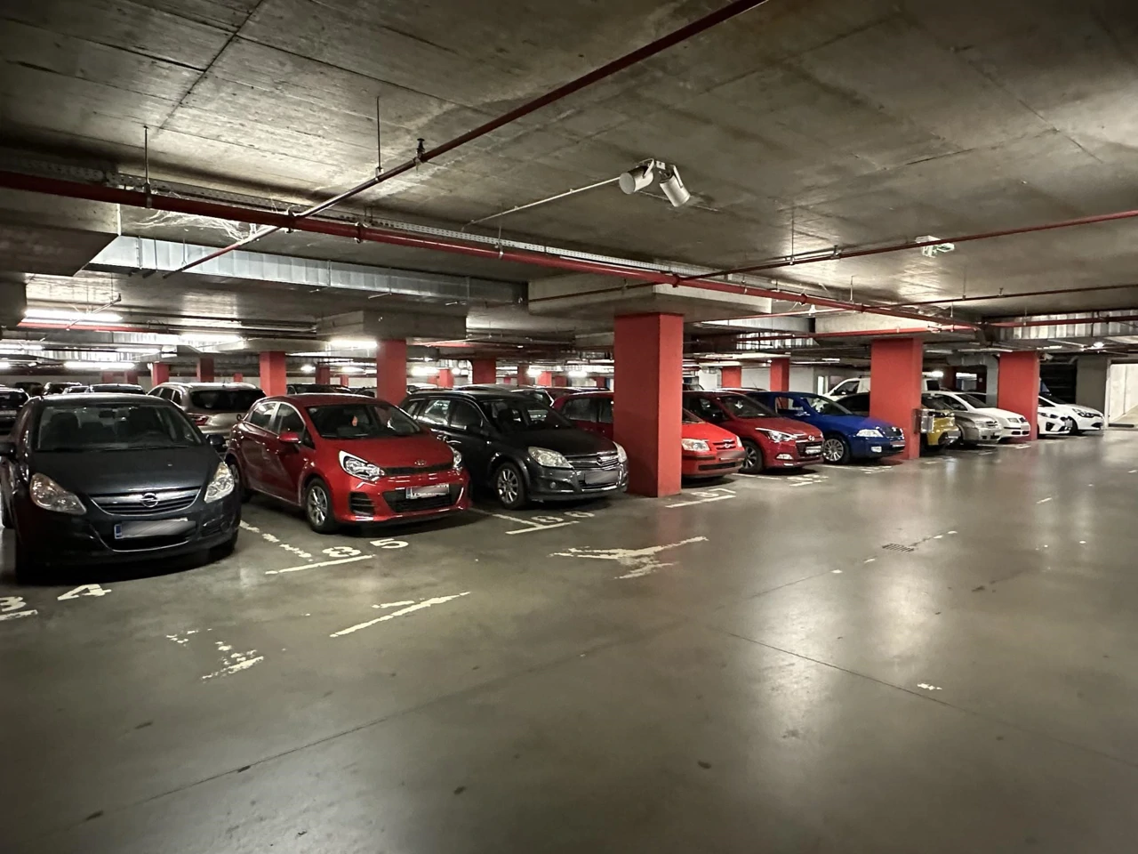 Podzemna garaža u Varaždina puna automobila, Foto: Ivica Grudiček/HRT