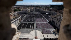 Ljudi na pogrebnoj misi za papu Franju u Vatikanu, Foto: Yara Nardi/REUTERS