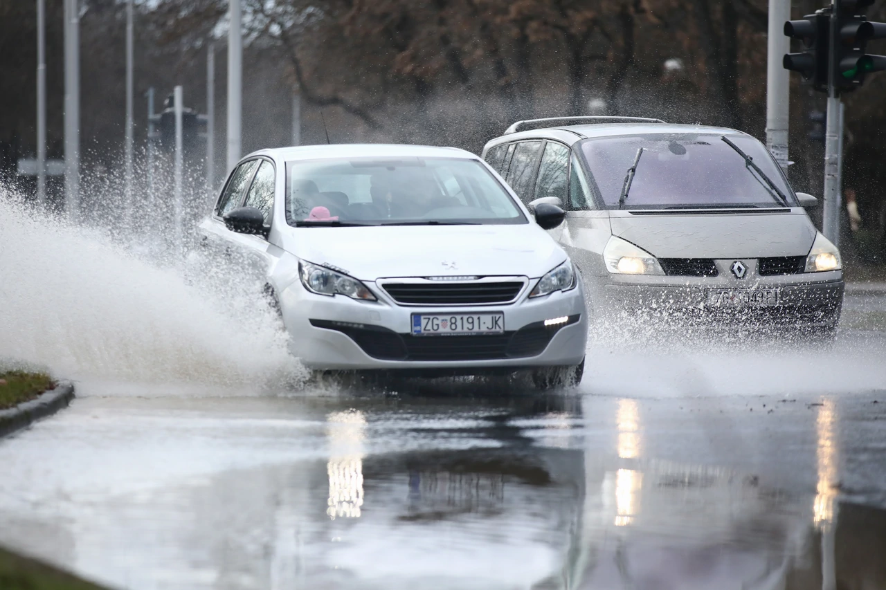 Promet u poplavljenoj Ukrajinskoj ulici