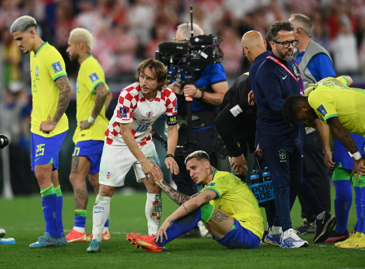 Luka Modrić tješi Brazilce, Foto: Annegret Hilse/REUTERS