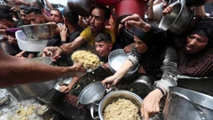Palestinci čekaju u javnoj kuhinji, Jabalia 14. svibnja
