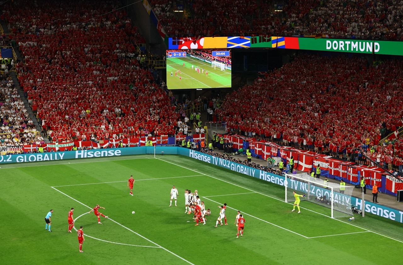 Eriksen izvodi slobodni udarac