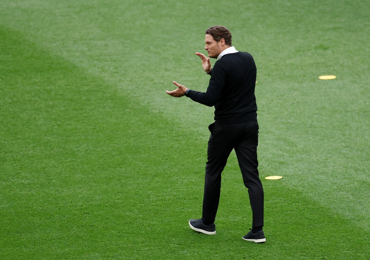 Edin Terzić na travnjaku Wembleya, Foto: Claudia Greco/REUTERS