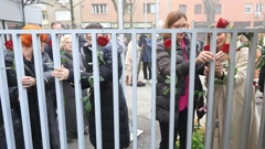  Zagreb: Performans sa ružama zastupnika ispred Sabora 