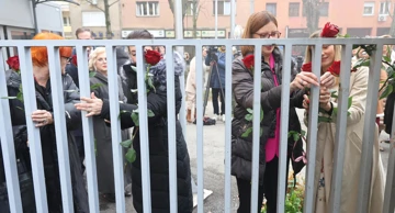  Zagreb: Performans sa ružama zastupnika ispred Sabora 