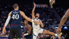 Steph Curry šutira pored Krisa Dunna i Ivice Zubca