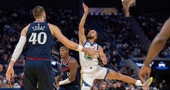 Steph Curry šutira pored Krisa Dunna i Ivice Zubca