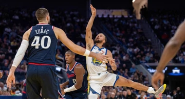 Steph Curry šutira pored Krisa Dunna i Ivice Zubca