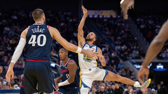 Steph Curry šutira pored Krisa Dunna i Ivice Zubca