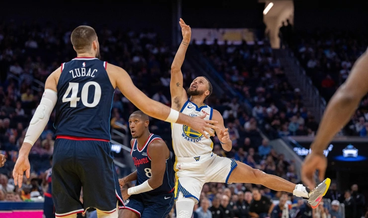 Steph Curry šutira pored Krisa Dunna i Ivice Zubca