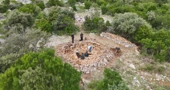 Ekipa arheologa pomno prati svaki kamenčić i grudu zemlje