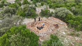 Ekipa arheologa pomno prati svaki kamenčić i grudu zemlje