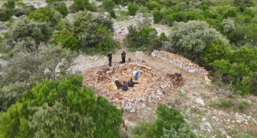 Ekipa arheologa pomno prati svaki kamenčić i grudu zemlje