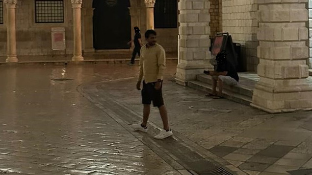 Die Polizei sucht nach einer Person, die verdächtigt wird, den Onofrio-Brunnen beschädigt zu haben 9 policija4 20250819122741