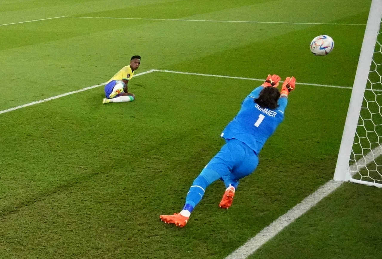 Yann Sommer brani udarac Viniciusa Juniora