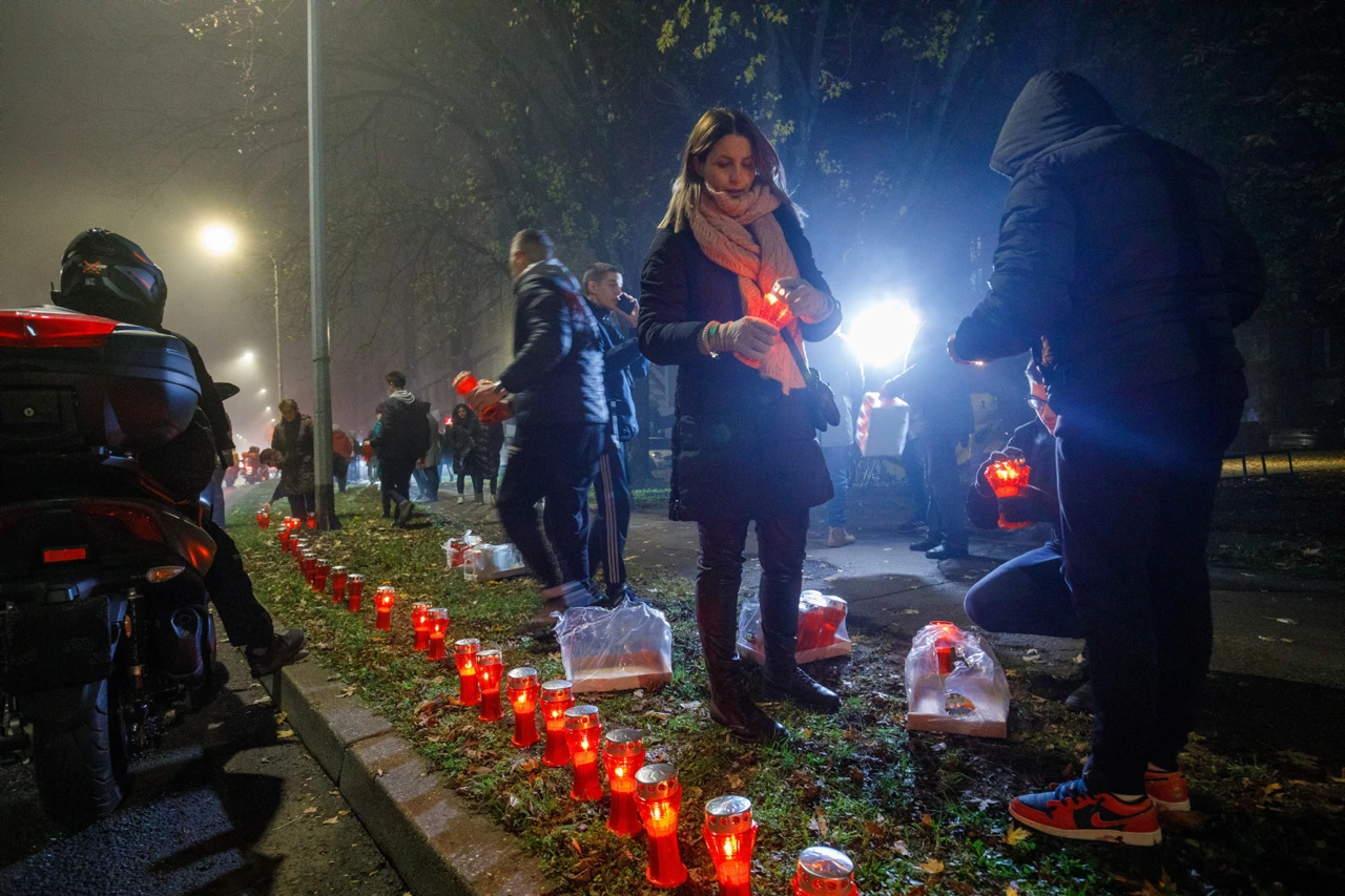 Paljenjem svijeća duž Vukovarske ulice građani Osijeka odali su počast Vukovaru