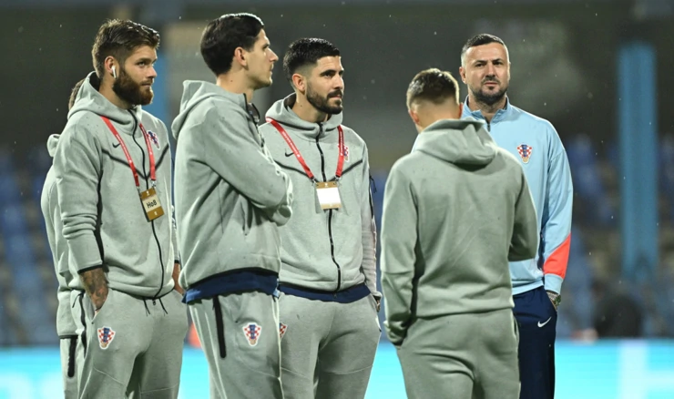 Vatreni na travnjaku u Podgorici prije zagrijavanja