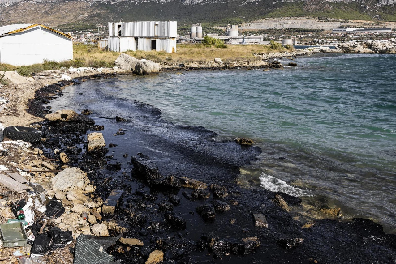Sanacija mazuta u Kaštelanskom zaljevu , Foto: Milan Sabic/PIXSELL