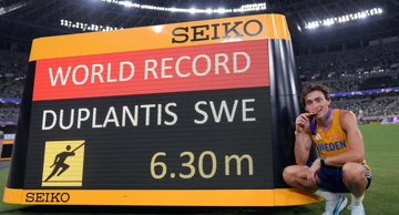 Mondo Duplantis s medaljom