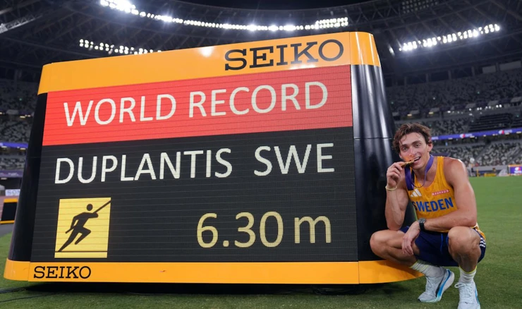 Mondo Duplantis s medaljom