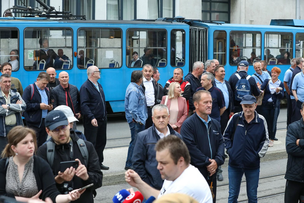 Radnici prosvjedovali zbog lošeg stanja u ZET-u, Foto:  Jurica Galoic /PIXSELL