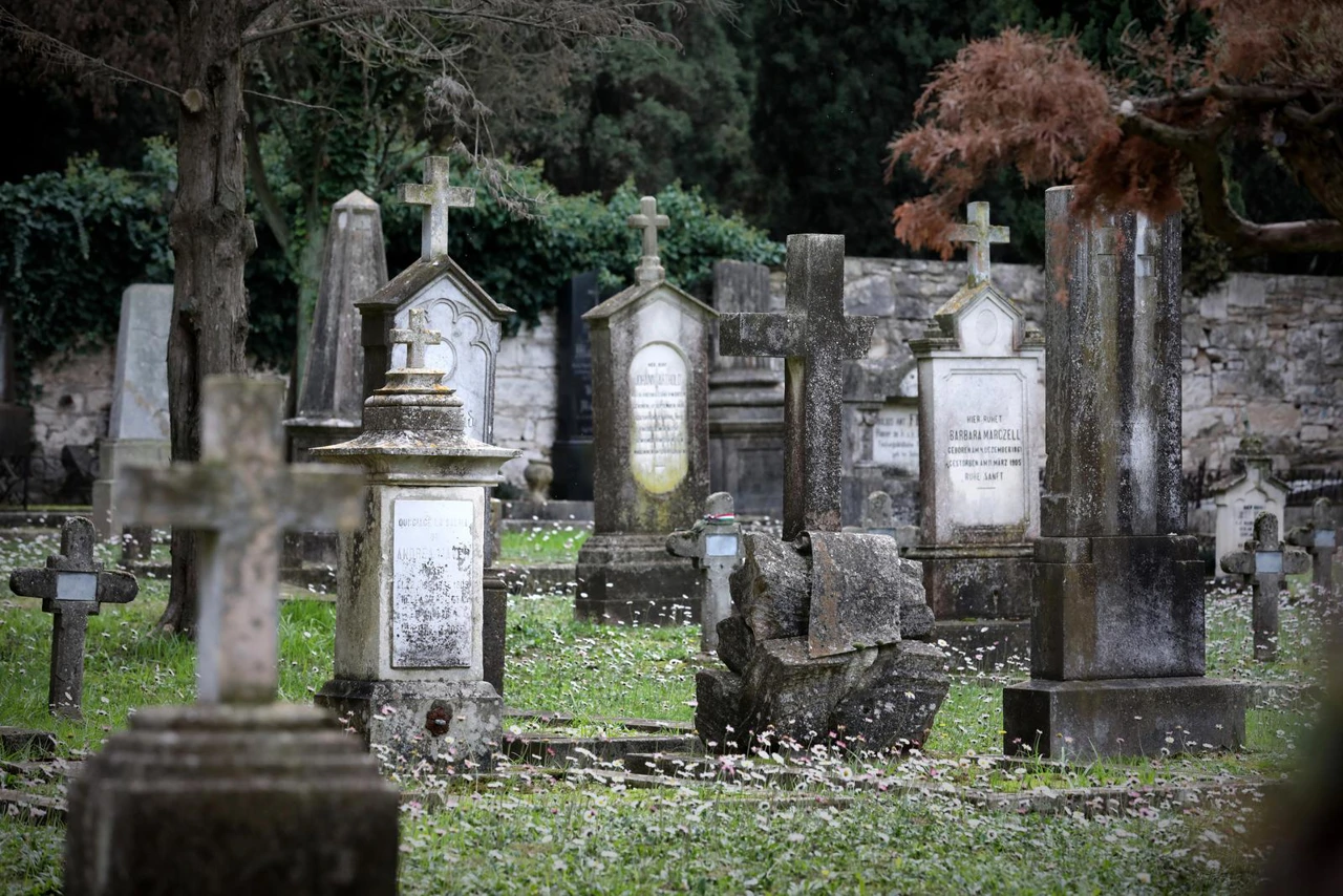 Pula: Šetnja memorijalnim Mornaričkim grobljem, Foto:  Sasa Miljevic/Pixsell