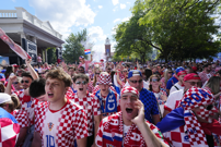 Hrvatski navijači ispred stadiona prije utakmice, Foto: Kevin Sousa/REUTERS
