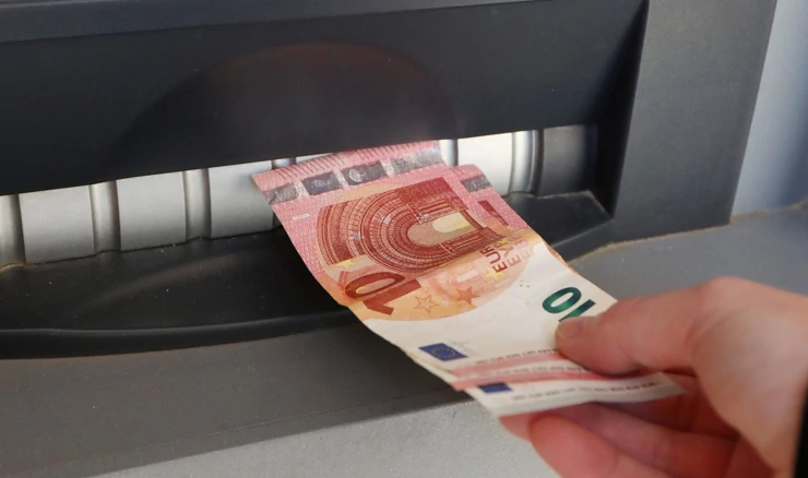 Podizanje novca s bankomata