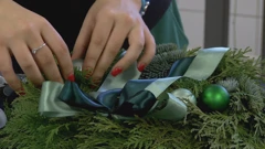 Učenici u vinkovačkoj Poljoprivredno-šumarskoj školi izrađuju adventske vijence  , Foto: HTV/HRT