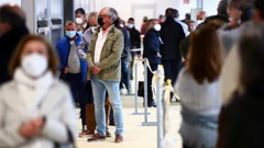 Madrid, ljudi u bolnici čekaju u redu prije nego prime prvu dozu cjepiva AstraZenece 