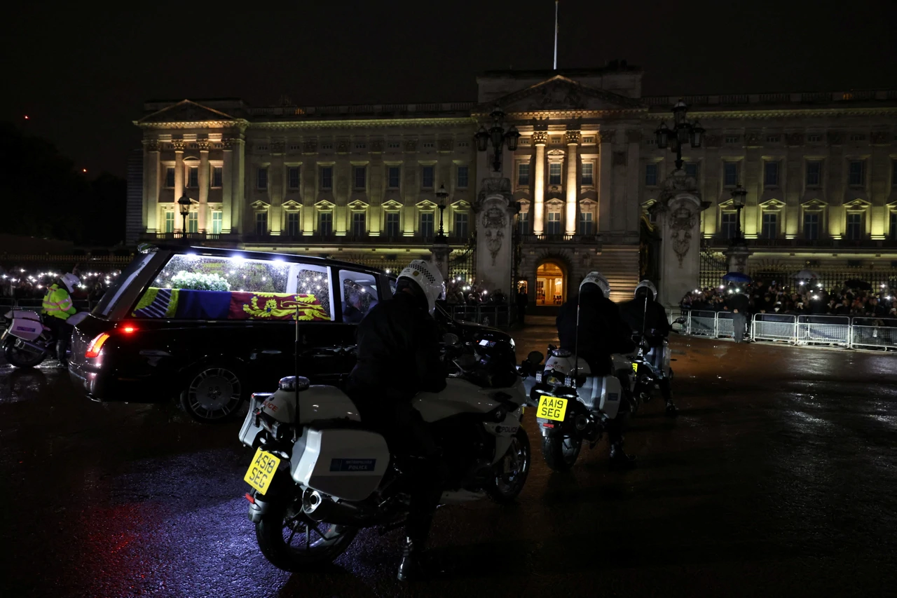 Lijes s tijelom kraljice Elizabete vraćen je u Buckinghamsku palaču, Foto: REBECCA BROWN/Pool/REUTERS