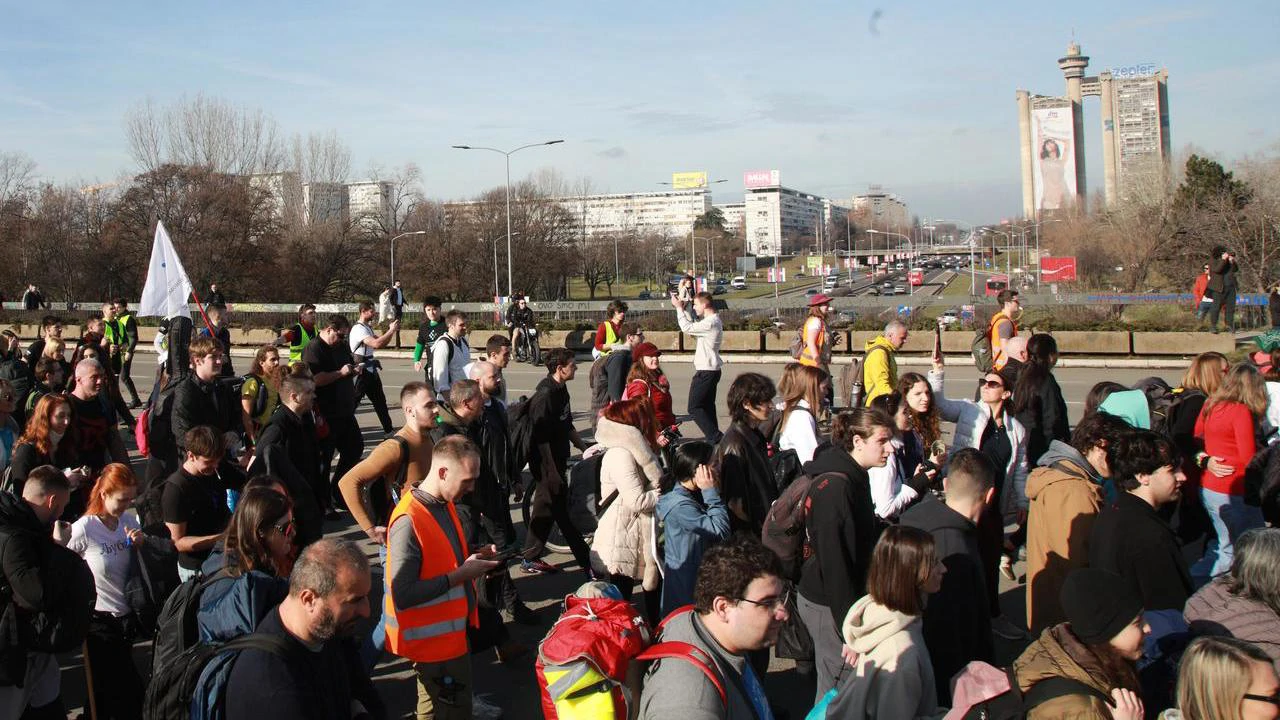 Brojni studenti krenuli biciklima iz Beograda prema Novom Sadu