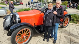 Renata i Drago Kukovič uz svoj dodge roadster iz 1924. godine