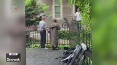 Sudac Ustavnog suda Andrej Abramović zalijeva ljude vodom