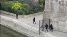 Dok premijer u ostavci pokušava spasiti vladu, Macron šuti i sam šeće uz Seinu