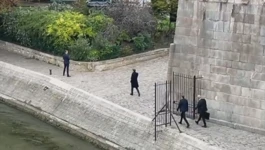Dok premijer u ostavci pokušava spasiti vladu, Macron šuti i sam šeće uz Seinu