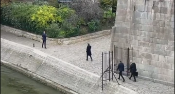 Dok premijer u ostavci pokušava spasiti vladu, Macron šuti i sam šeće uz Seinu