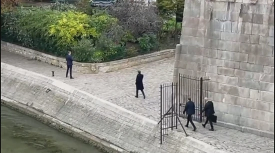 Dok premijer u ostavci pokušava spasiti vladu, Macron šuti i sam šeće uz Seinu