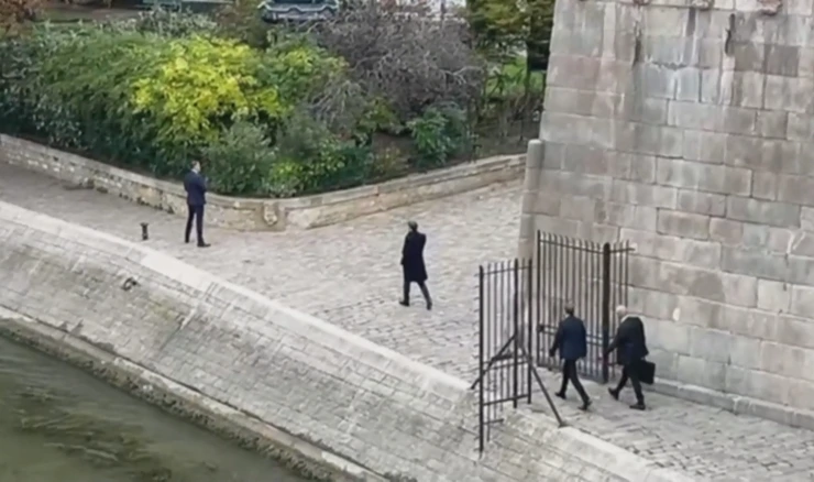 Dok premijer u ostavci pokušava spasiti vladu, Macron šuti i sam šeće uz Seinu