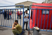 Spašeni migranti u luci Kalamota čekaju informacije o preživjelima , Foto: Stelios Misinas/Reuters