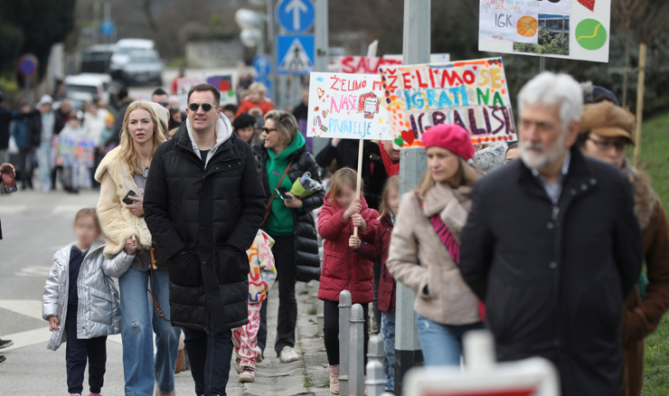 Zagreb: Roditelji prosvjedovali zbog spore obnove OŠ Ivana Gorana Kovačića