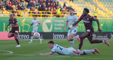 Lawal postiže pogodak Dinamu